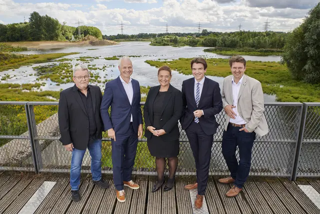 Sahen sich kürzlich einige der Restarbeiten an den Emscher-Auen an (v.l.n.r.): Jörg Haberhausen (Emschergenossenschaft, Projektleiter), Dr. Frank Obenaus (Emschergenossenschaft, Vorstand für Wassermanagement und Technik), Liana Weismüller (Emschergenossenschaft, Vorständin für Personal und Nachhaltigkeit), Prof. Dr. Uli Paetzel (Emschergenossenschaft, Vorstandsvorsitzender) und Rajko Kravanja, Bürgermeister der Stadt Castrop-Rauxel. Foto: Björn Hickmann/EGLV