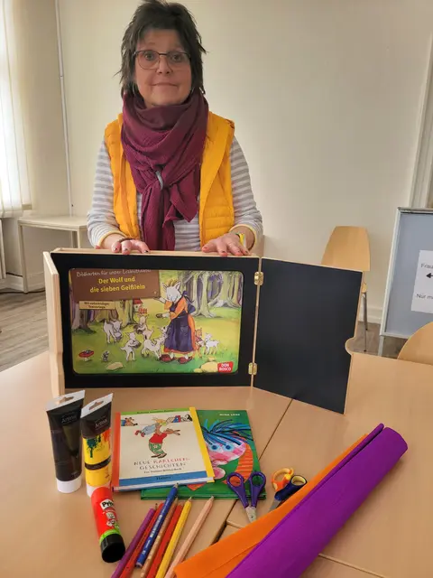 Ute Bauer mit dem Kamishibai-Theater. Foto: Dorte-Hilleke-Bücherei