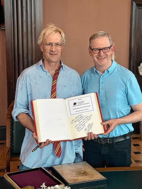 Dendemann alias Daniel Ebel mit Bürgermeister Roland Schröder nach dem Eintrag ins Goldene Buch der Stadt Menden. Foto: Vanessa Wittenburg