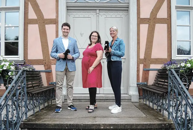 Marius Stiehler, Rabea Badeda (Mi.) und Kerstin Irmer, Leiterin der Josefschule Lendringsen mit 
Maskottchen HENRI. Foto: Finke/Stadt Menden