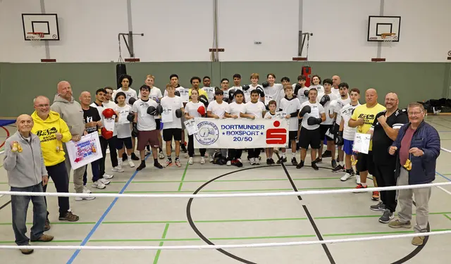 Bild: Dieter Schütze
Auf dem Bild von links: Dimitri Kirnos, Ralf Thielmann,
Frank Gralla u. Francesco Solimeo sowie die Lehrgangs-
teilnehmer, es folgen Marcin Cwiklinski, Günter Hunds-
büscher u. Dieter Schumann.