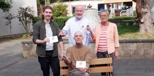Vor dem Interkulturellen Zentrum Kreuzer der Evangelischen Kirchengemeinde Borbeck-Vogelheim stellten (hinten, v.li.n.re.) Jost Berlage vom Quartiersmanagement Stadtteilprojekt WEST (Altendorf/Bochold), Thomas Hartung von der Evangelischen Kirchengemeinde Borbeck-Vogelheim, Dagmar Herbrecht vom Evangelischen Erwachsenenbildungswerk Nordrhein und Projektkoordinator Frederik Göke (vorn, sitzend) das Projekt MACHT.mit! vor. | Foto: Kirchenkreis Essen/Stefan Koppelmann