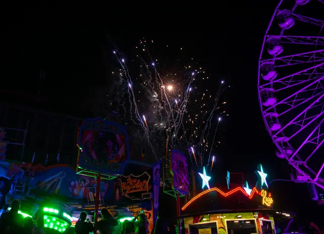 Um kurz vor 21 Uhr am Freitagabend startete das Eröffnungsfeuerwerk auf der Bottroper Herbstkirmes | Foto: Stefanie Vollenberg