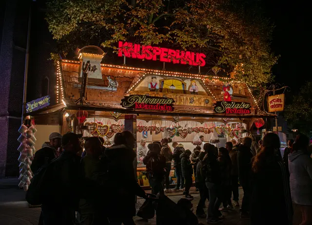 Auch der Kirchplatz gehört wieder zur Veranstaltungsfläche der Kirmes. | Foto: Stefanie Vollenberg