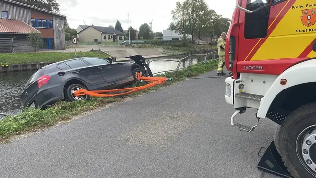 Verkehrsunfall in Wardhausen. | Foto: Feuerwehr Kleve