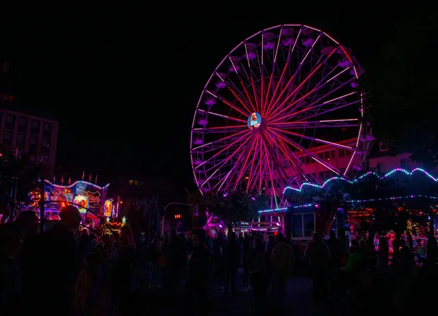 Das Highlight auf der diesjährigen Herbstkirmes: Nach über 20 Jahren steht in der City wieder ein Riesenrad. | Foto: Stefanie Vollenberg