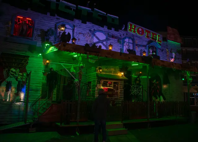 Ein Geisterhotel auf dem Kirchplatz. | Foto: Stefanie Vollenberg