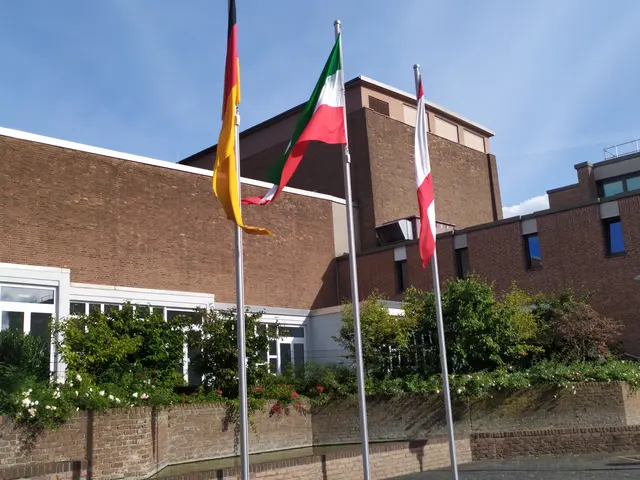 Vor vielen Wahllokalen ist zur Feier des Wahltages wieder geflaggt - wie hier im Rathaus-Innenhof.