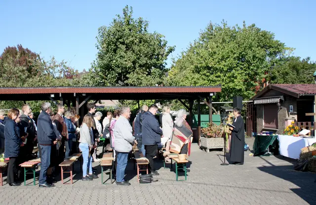Das Bild entstand bei einem früheren Erntedank-Gottesdienst in der Kleingartenanlage Büh auf Bergbau.
Foto: Reiner Terhorst
 
