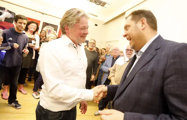 Oberbürgermeister Daniel Schranz (CDU) (r.), der zehn Jahre die Oberhausener Verwaltung anführte, gratulierte seinem Nachfolger Thorsten Berg (SPD) nach der Verkündigung des vorläufigen Endergebnisses der Stichwahl.   Foto: Kerstin Bögeholz / Funke FotoServices