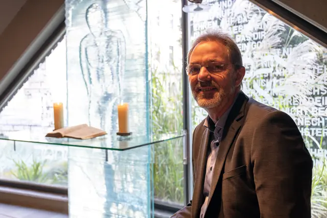 Pfarrer Stephan Blank beantwortet am heutigen Montag von 18 bis 20 Uhr am kostenlosen Service-Telefon der Evangelischen Kirche Duisburg die Fragen der Anrufer.
Foto: Rolf Schotsch


