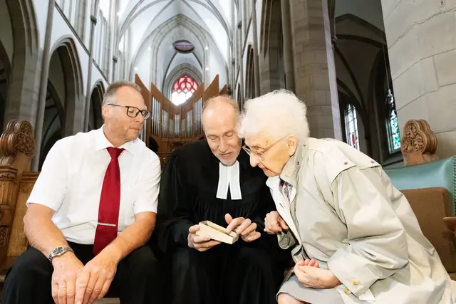 Dieses Foto zeigt Küster Holger Kanaß, Pfarrer Stefan Korn und die "Taufjubilarin" Brigitte Schroer, die weiteren Fotos Brigitte Schroer und Stefan Korn.
Foto: Bartosz Galus