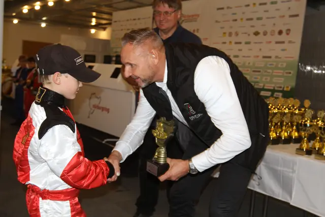 VLN-Geschäftsführer Mike Jäger übergibt den Siegerpokal | Foto: TSP / Motorracetime.de