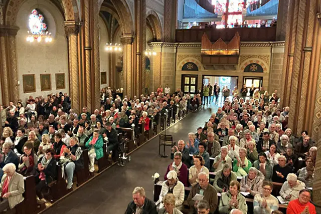 ca. 600 Zuhörerinnen und Zuhörer füllen die Kirche bis auf den letzten Platz | Foto: Adrian Gleising