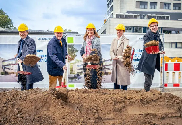 Setzten feierlich den Spatenstich für das Ambulante Behandlungszentrum der St. Elisabeth Gruppe (v. l. n. r.): Dr. Frank Dudda, Oberbürgermeister der Stadt Herne, Dr. Hans Willmes, Aufsichtsratsvorsitzender der St. Elisabeth Gruppe, Simone Lauer und Dr. Sabine Edlinger, Geschäftsführerinnen der St. Elisabeth Gruppe sowie Florian Krampe, Geschäftsführer der Krampe-Schmidt Architekten GmbH. | Foto: St. Elisabeth Gruppe