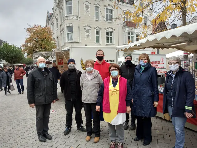 Das Foto zeigt die 1. Spendenübergabe an Mendener in Not e.V. im Mai 2020. Foto: Mendener in Not