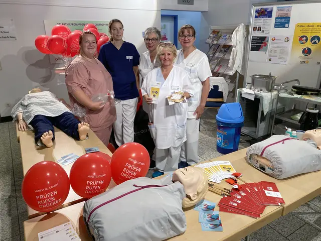 Mitarbeitende des EvK Castrop-Rauxel haben in der Woche der Wiederbelebung über die Erste Hilfe informiert. Frische Waffeln versüßten den Nachmittag.