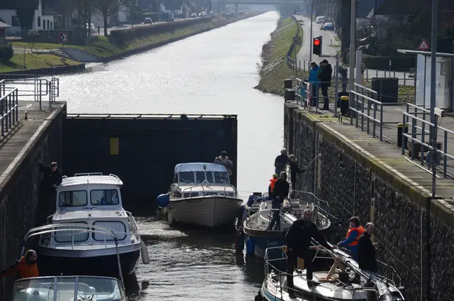 Als die Schleuse noch bis 2015 in Betrieb war, nutzten schließlich zu wenige Sport- und Freizeitboote das Wasserbauwerk, um einen wirtschaftlichen Betrieb aufrechtzuerhalten. Das ist Vergangenheit. Wie könnte sich die Zukunft einer motorisierten und muskelbetriebenen Freizeitschifffahrt am Niederrhein entwickeln, wenn z.B. durch die LAGA Kleve 2029 eine Vielzahl an Besucher auf die Schönheit Kleves aufmerksam geworden sein werden? | Foto: Kurt Pieper