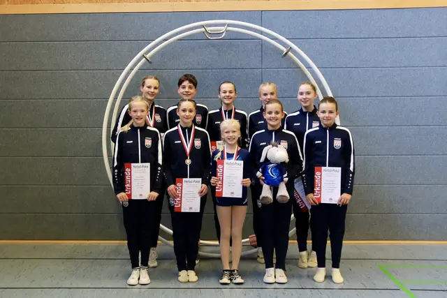 Die startberechtigten Turner:innen für den Qualifikationswettkampf zum Deutschland-Cup am 03.10.25 in Essen. Es fehlt Maya. | Foto: Privat / KSV Fototeam