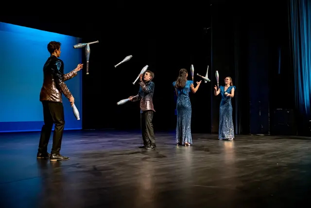 Keulenjonglage des Zirkus Butterfly des KDG Wesel