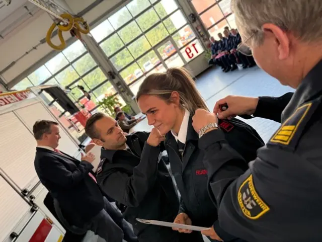 Verleihung des neuen Dienstgerades durch neue Schulterklappen an eine Auszubildende aus Dorsten. | Foto: Foto: Feuerwehr  Dorsten 