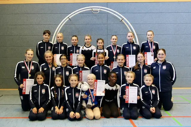 Das Kettwiger Rhönradteam beim Herbst-Pokal 2025. Es fehlen Dana und Nike. | Foto: Privat / KSV Fototeam