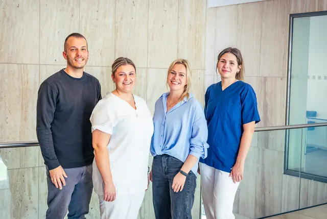 Organisatorin Jennifer Friedrich (2. v. r.), Pflegedienstleitung der Senioreneinrichtungen Widumer Höfe, mit drei Absolventen des ersten Traineeprogramms der St. Elisabeth Gruppe