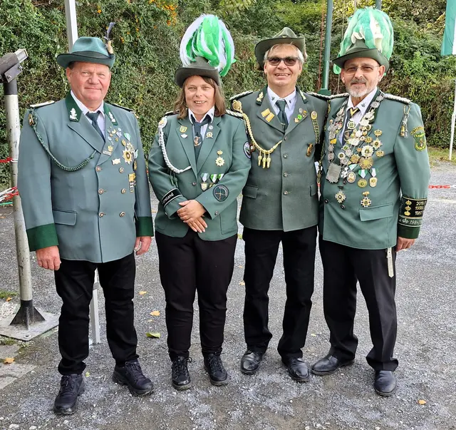 Vier Aspiranten schossen auf den Königsvogel. V.l. August Wessendorf, Manuela Schubert, Gerd Schubert, Ernst Keilau.
Foto: Herbert Rieser