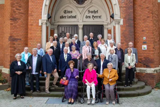 Das Foto zeigt die Jubilarinnnen und Jubilare mit Pfarrerin Humbert (links im Bild) vor der Kreuzeskirche.
Foto: Tobias Vahs
