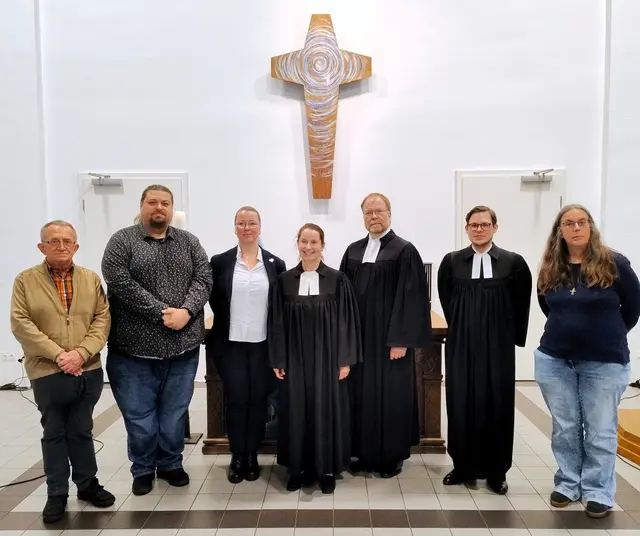 Mit Freude und Zuversicht in die Zukunft: Auf dem Foto v.l. Presbyter Reiner Terhorst, Presbyteriumsvorsitzender Marcel Grohnert, seine Stellvertreterin Karina Keller, die neugewählte Pfarrerin Sabine Schmitz, Synodalassessor Andreas Satzvey, Pfarrer Jens Storm und Synodalälteste Anke Bendokat.
Foto: Beate Becker