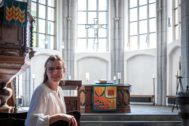 Dieses Foto und die weiteren Bilder zeigen Lisa Federl an ihrem neuen Arbeitsplatz, der evangelischen Kirche in Duisburg Beeck.
Foto: Rolf Schotsch
