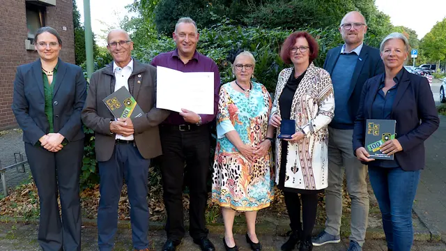 Das offizielle Pressebild vor dem Vereinsheim des VfL Rheinhausen: v.l.: BSV-Sportleiterin Daniela Breuer, Geschäftsführer Klauspeter Hennes, 1. Vorsitzender Olaf Berg, Bezirksbürgermeisterin Elisabeth Liß, Stellvertrende Bürgermeisterin Sylvia Linn, OB Sören Link, Stellvertrende Vorsitzende Stadtsportbund Sandra Niedzwiedz.