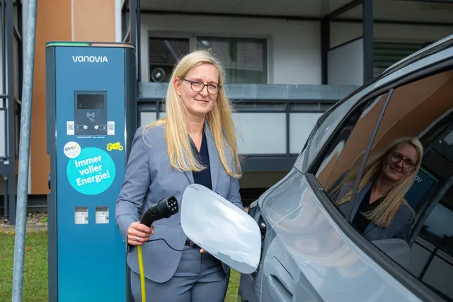 Vonovia Regionalleiterin Cora Schröder an der neuen Ladesäule am Laerer Landweg. | Foto: Vonovia / Bierwald