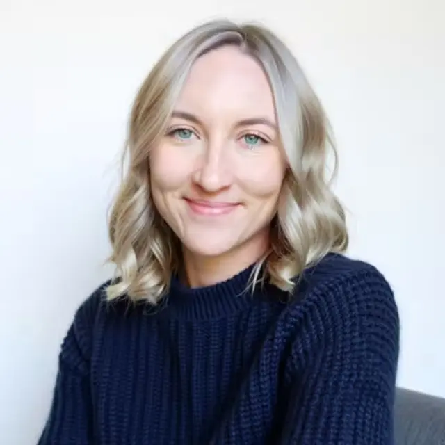 Helen Scheuerer ist die Autorin der Bestseller-Fantasyreihen The Legends of Thezmarr, The Oremere Chronicles und Curse of the Cyren Queen. Ihr Werk wird hochgelobt für die starken weiblichen Charaktere und actiongeladenen Handlungsstränge. Foto: bramblebooks.de