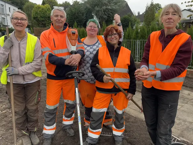 (v.l.) Tessa Beumer, Naturgartenplanerin und Leiterin der Schulung, Manfred Söhnel, Gärtner, Patricia Solano-Röhle, Gärtnerin, Sandra Werner,Gärtnerin und Miriam Lambert, Agrarbetriebswirtin. Foto: Stadt Hattingen