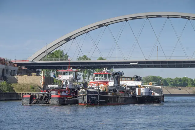 Werftzeit für die „Oscar Huber“ sollte eigentlich am  7. Oktober zu Ende. Nun muss nachgebessert werden, da eine Undichtigkeit entdeckt wurde. Das Foto zeigt die Verschleppung der „Oscar Huber“ zur Neuen Ruhrorter Schiffswerft Ende April.
Foto: Ilja Höpping / Stadt Duisburg