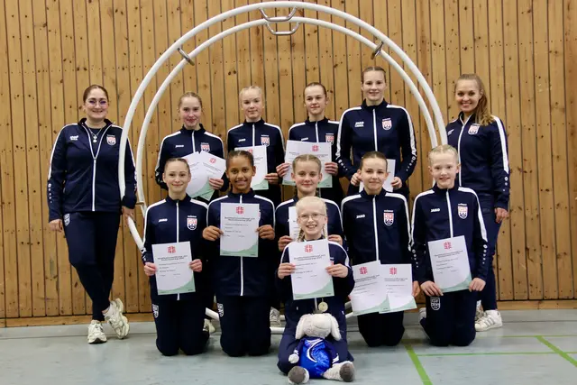 Die Starterinnen des KSV mit den Trainerinnen Eliza und Dina, sowie Maskottchen Hubertus.
Es fehlt: Clemens. | Foto: Privat / KSV Fototeam