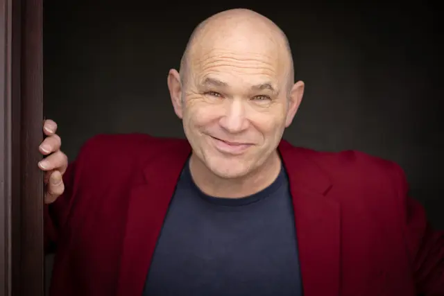 Komik-Chefarzt Nummer Heinz informiert am Donnerstag, 30. Oktober, im Theater Am Ziegelbrand komödiantisch fundiert und wissenschaftlich untermauert über die neuesten Ergebnisse der Forschung zum Thema Lachen. Foto: Stefan Mager