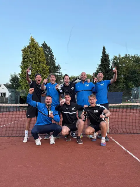 Die erfolgreiche Herrenmannschaft feiert ihren Aufstieg in die 2. VL