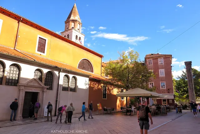 Katholische Kirche in Zadar, rechts römische Säule