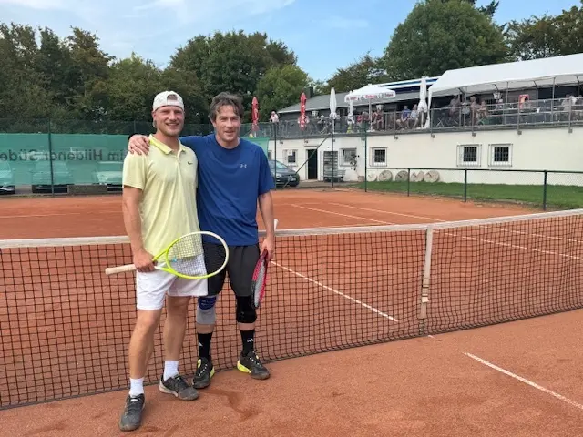 Lennart Eisenblätter (links)  gewinnt gegen Alex Kozelev