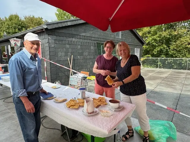 Danke liebe Hanne Stettner (Mitte) für die leckeren Waffeln