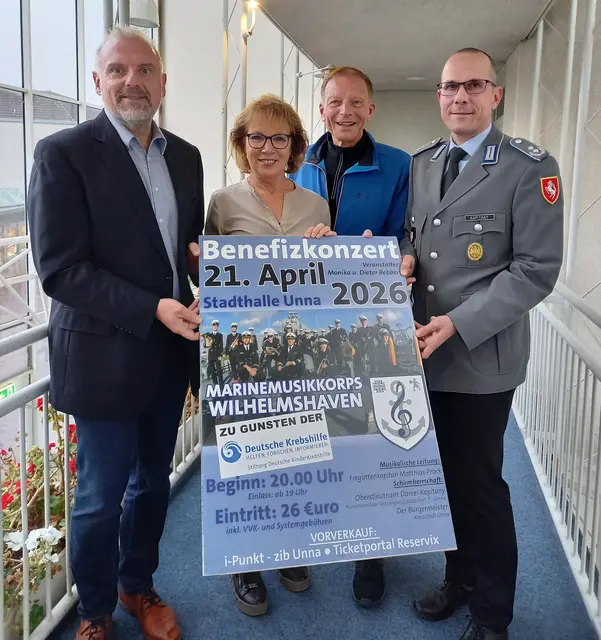 Die Veranstalter Monika und Dieter Rebbert freuen sich gemeinsam mit den Schirmherren Bürgermeister Dirk Wigant (l.) und Oberstleutnant Daniel Kapitany (r.) auf das 28. Benefizkonzert zugunsten der Kinderkrebshilfe. Foto: Kevin Kohues/Kreisstadt Unna
