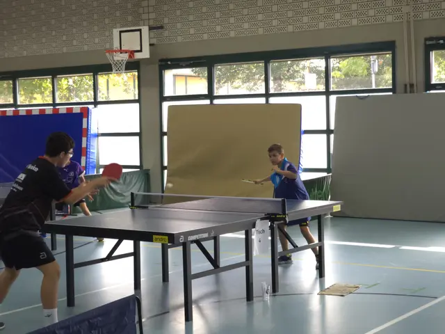 Der jüngste Punktspieler des DJK TTG Gladbeck-Süd Felix Schaible (r)