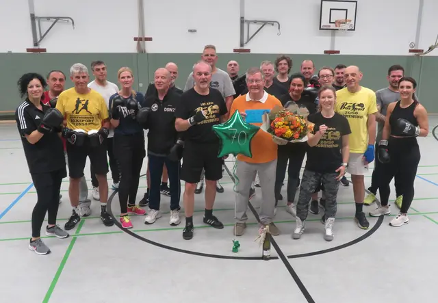 In der Mitte der DBS'ler: Vorsitzender Dieter Schumann. Links daneben: DBS-Vize Rolf Thielmann.
Rechts vorn: Trainerin Catharina Heinrichs.