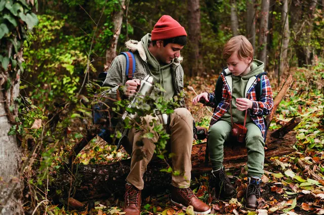 Abenteuer im Wald für Vater und Kind | Foto: freepik.com
