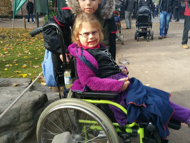 Nach Beinbruch 1 Woche im Krankenhaus und 4 Wochen Rollstuhl; zum Glück vollständig genesen