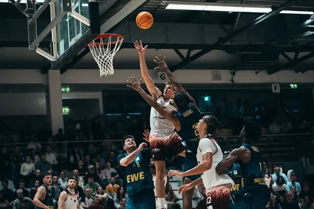 David Pavljak beim Korbleger im ersten Heimspiel gegen die TSG Westerstede Basket Juniors | Foto: cnipsr