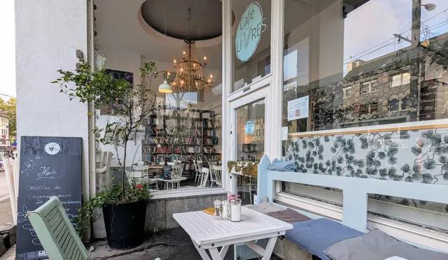 Machen sich gemeinsam für die seelische Gesundheit stark: Im Café Livres an der Moltkestraße zeigt der Förderverein Essener Telefonseelsorge (FETS) vom 10. Oktober bis zum 13. November die Ausstellung "Aus Kunst kann Zuversicht wachsen". | Foto: Kirchenkreis Essen/Stefan Koppelmann