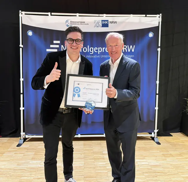 Michael Vogelsang (r.), Vizepräsident der IHK Mittleres Ruhrgebiet, hielt die Laudatio und übergab auch den Preis an Theaterdirektor Marvin Boettcher.
 | Foto: Mondpalast